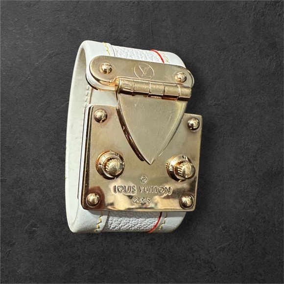 Louis Vuitton - Picture 1 of 5